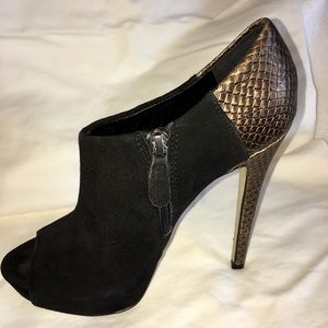 Boutique9 Ankle boot. Open toe.